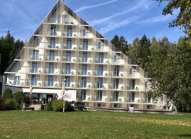 Hotel SKI Nové Město na Moravě - balkony, skleněné zábradlí a hliníkové lamely